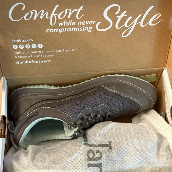 Brand new and never worn sneakers! - Picture 6 of 6